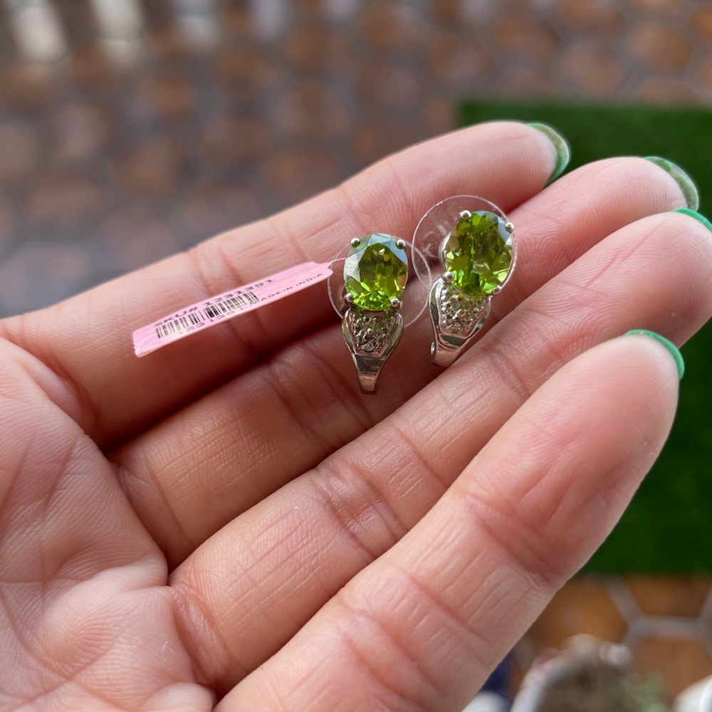 NWT 925. Sterling Silver & Peridot Gemstone Earrings